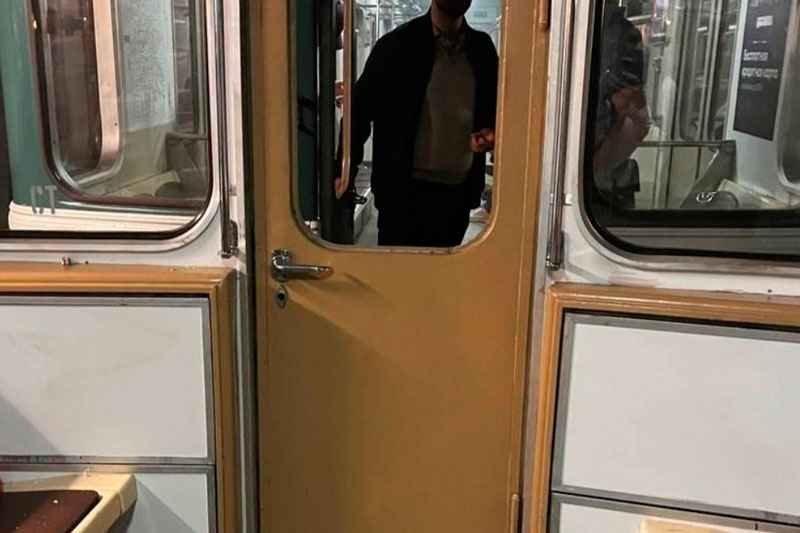 Пассажиры московского метро эвакуированы из поезда на рельсы из-за задымления: подробности инцидента | Инцидент в метро Москвы: задымление в поезде вызвано технической неисправностью Пассажиры московского метро эвакуированы из поезда на рельсы из-за задымления: подробности инцидента | Инцидент в метро Москвы: задымление в поезде вызвано технической неисправностью