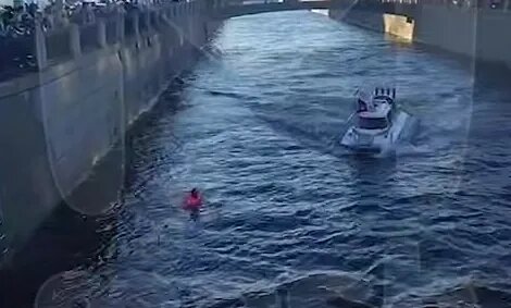 Автомобиль с людьми утонул в Обводном канале после ДТП в Петербурге. Видео | В Санкт-Петербурге машина вылетела в Обводный канал Автомобиль с людьми утонул в Обводном канале после ДТП в Петербурге. Видео | В Санкт-Петербурге машина вылетела в Обводный канал