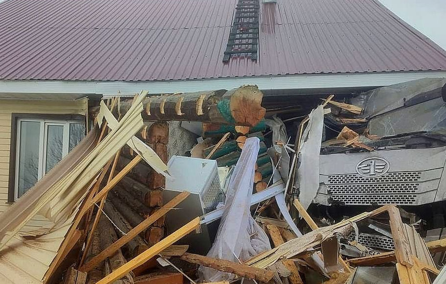 "Чудом не погибли": в Нижегородской области фура влетела в частный дом | В Нижегородской области фура протаранила частный дом
