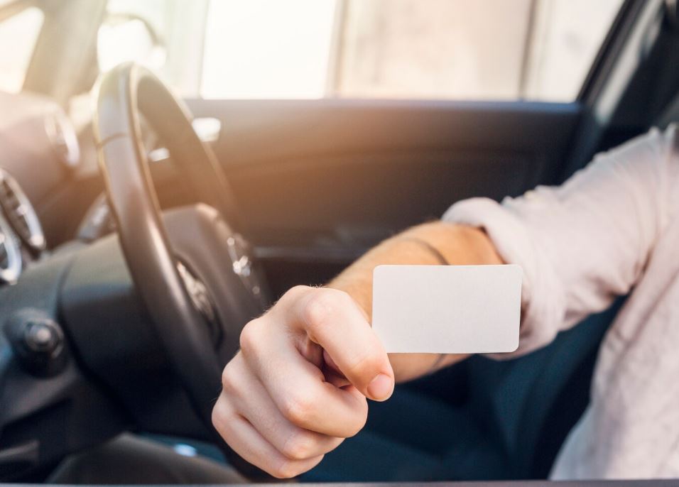 ГИБДД предупредила водителей: за отказ снять обложку с прав — до 15 суток ареста | Водителям грозит штраф до 4 тысяч рублей за отказ показать права без обложки