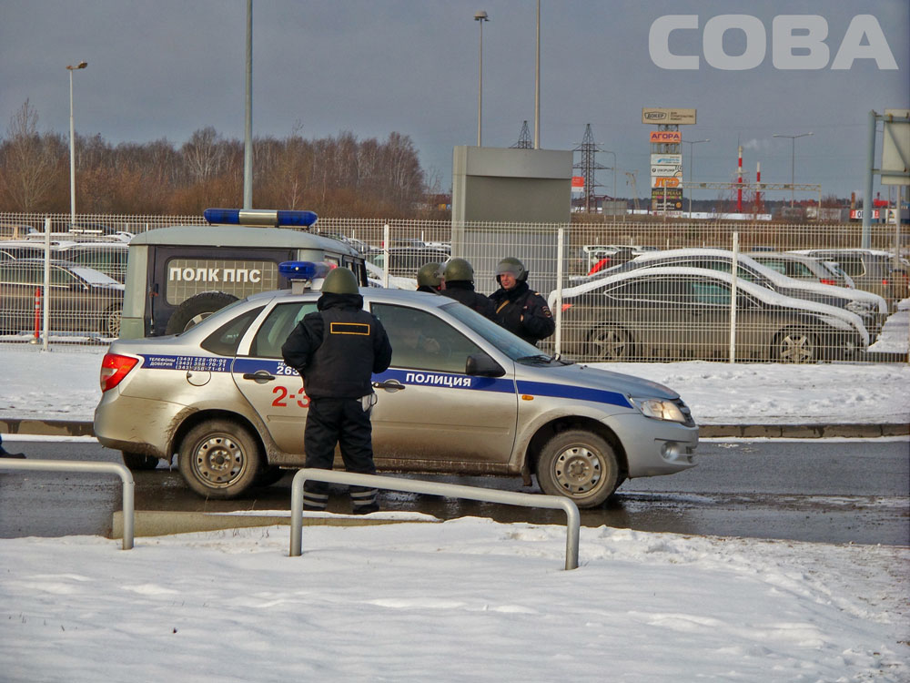 Из аэропорта Кольцово эвакуировали пассажиров из-за сообщения о минировании Из аэропорта Кольцово эвакуировали пассажиров из-за сообщения о минировании