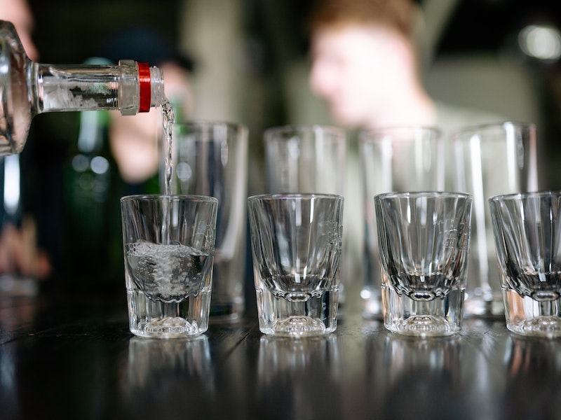 Опасность быстрого употребления водки: Хирург раскрывает смертельную дозу алкоголя | Врач назвал смертельную для человека дозу водки