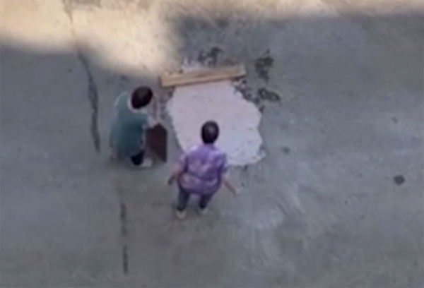 В Комсомольске-на-Амуре засняли, как две пенсионерки вручную починили дорогу | Две пенсионерки своими руками починили дорогу в российском городе В Комсомольске-на-Амуре засняли, как две пенсионерки вручную починили дорогу | Две пенсионерки своими руками починили дорогу в российском городе