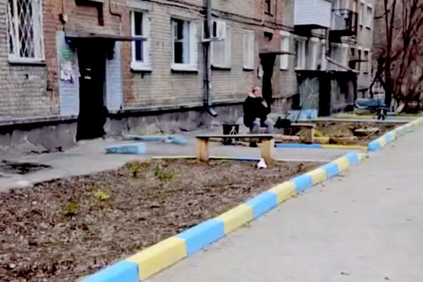 Жертвы пропаганды? Жители Новосибирска пожаловались на бордюр, выкрашенный в цвет флага Украины | Жители Новосибирска пожаловались на жёлто-голубой бордюр во дворе Жертвы пропаганды? Жители Новосибирска пожаловались на бордюр, выкрашенный в цвет флага Украины | Жители Новосибирска пожаловались на жёлто-голубой бордюр во дворе