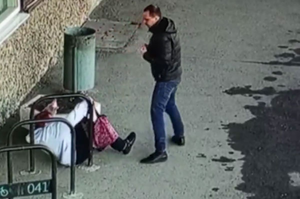В Челябинске тиктокер избил пенсионерку возле здания администрации В Челябинске тиктокер избил пенсионерку возле здания администрации