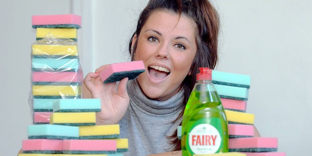 Британка ежедневно съедает 20 губок для мытья посуды