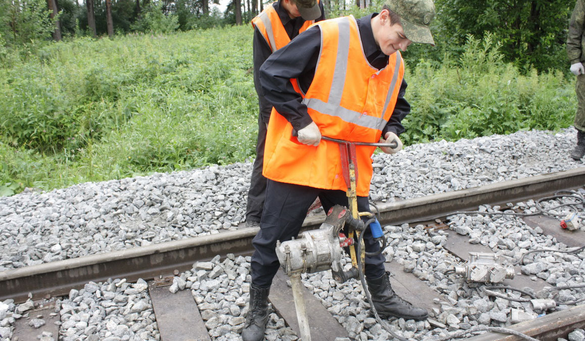 Чемпион мира по футбольному фристайлу освоил укладку шпал в железнодорожных войсках