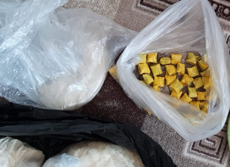 В Удмуртии задержали оптового закладчика наркотиков, расфасовывавшего запрещенные вещества с годовалым ребенком в квартире