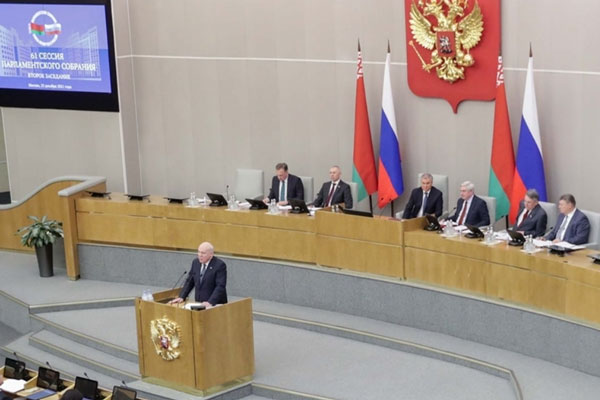 Воспитателям предложили повысить зарплаты из-за продления работы детсадов | В Госдуме предложили вдвое повысить зарплаты воспитателям детсадов