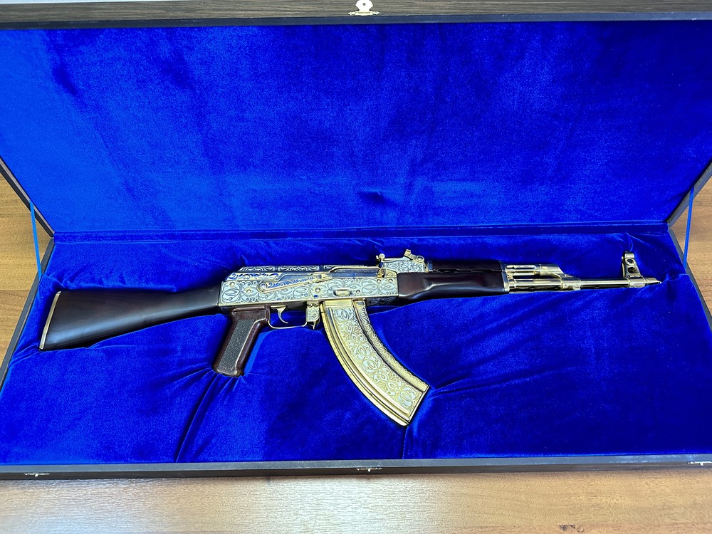 Таможня в Екатеринбурге изъяла у пассажира позолоченный автомат Калашникова Таможня в Екатеринбурге изъяла у пассажира позолоченный автомат Калашникова