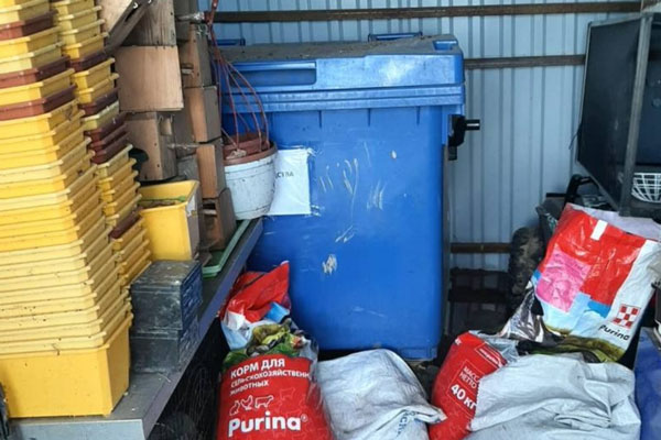 Истощенных обезьяну и аистов нашли в мусорных мешках в московском зоопарке | Обезьяну и двух аистов нашли в мусорных пакетах в частном зоопарке Москвы