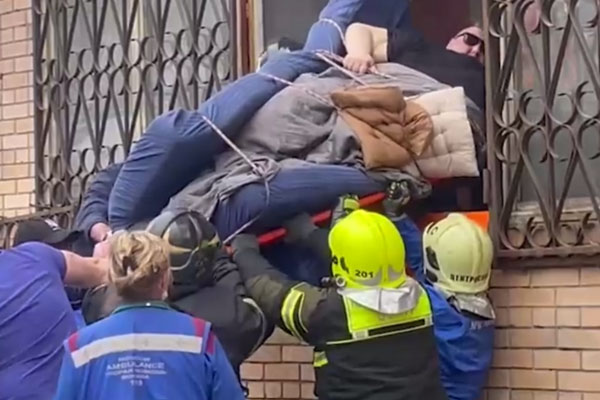 В Москве умер 300-килограммовый мужчина, которого вытаскивали из дома через окно | Умер 300-килограммовый москвич, которого вынесли из квартиры через окно