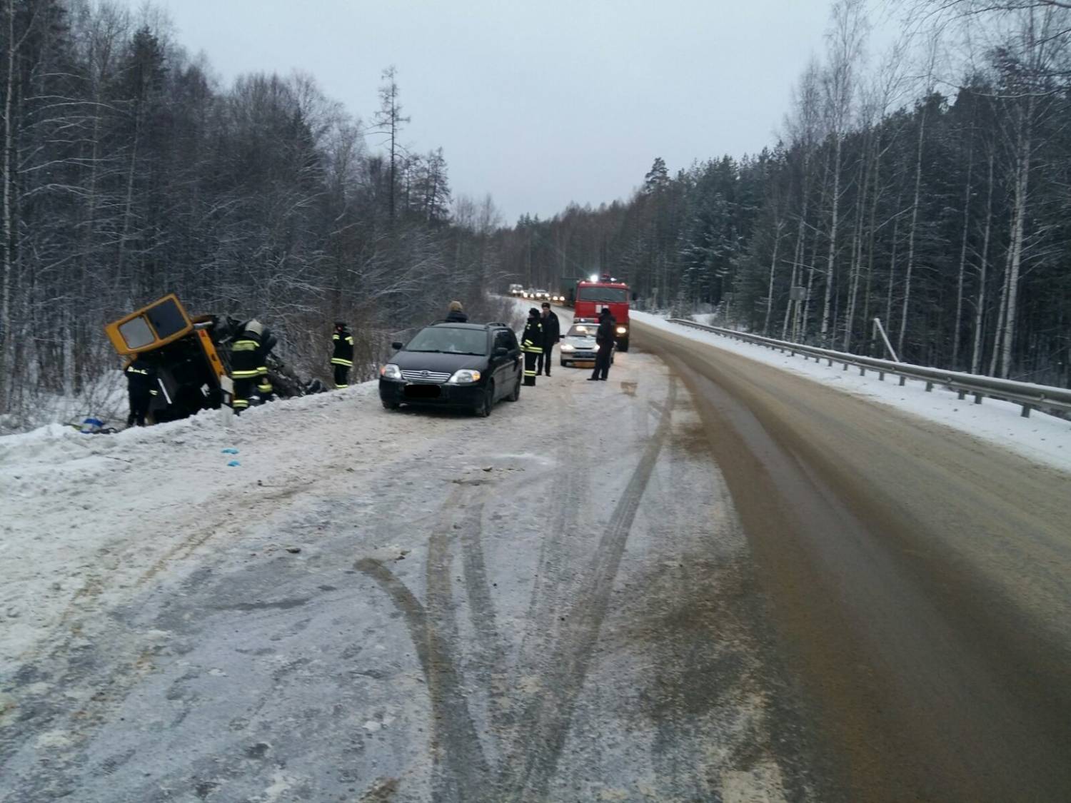 СРОЧНО! На Среднем Урале перевернулся автобус, предварительно пострадали пять человек СРОЧНО! На Среднем Урале перевернулся автобус, предварительно пострадали пять человек