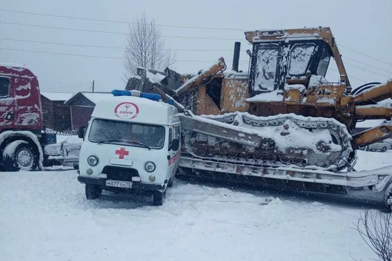 Авария в Могоче: скорая помощь столкнулась с тягачом на заблокированной дороге