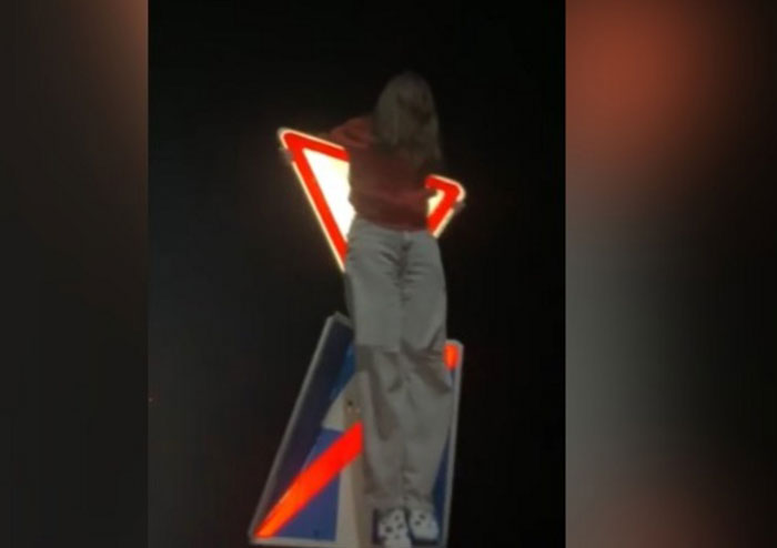 Российские зумеры в новом тренде начали изображать распятие на дорожных знаках | Российские зумеры запустили тренд с изображением распятия на дорожных знаках