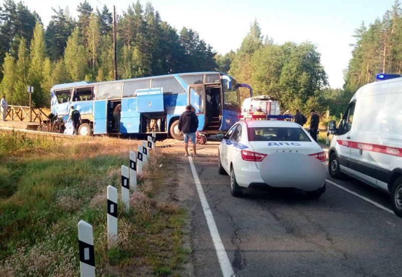 Поезд протаранил туристический автобус в Ленобласти: что известно | Один человек погиб, 16 пострадали в ДТП с автобусом и поездом в Ленобласти