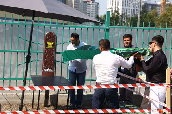 На похороны 6-летнего мальчика, убитого опекуншей в Екатеринбурге, пришли около 500 человек На похороны 6-летнего мальчика, убитого опекуншей в Екатеринбурге, пришли около 500 человек