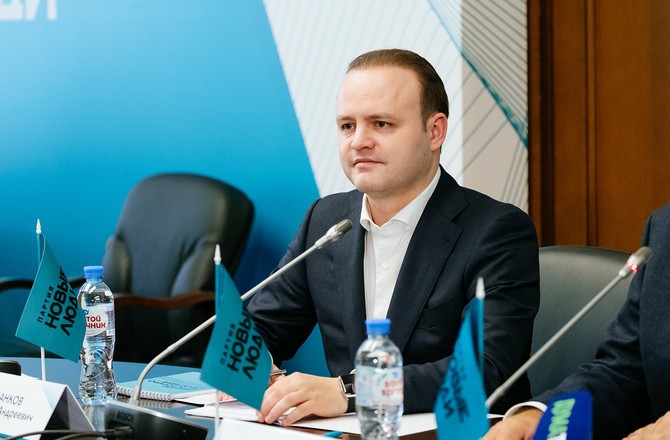 «Хотя бы увидеть солнце»: вице-спикер предложил сдвинуть утро зимой | В Госдуме предложили сдвинуть начало рабочего дня зимой