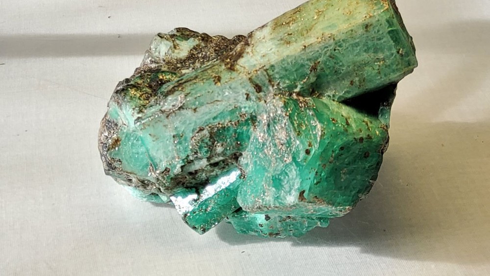 На Мариинском прииске Ростеха добыли коллекционные сростки изумрудов На Мариинском прииске Ростеха добыли коллекционные сростки изумрудов