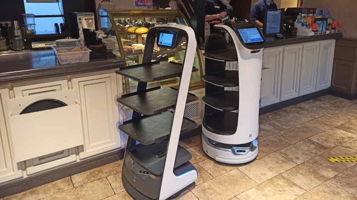 В двух московских кофейнях появились роботы-официанты