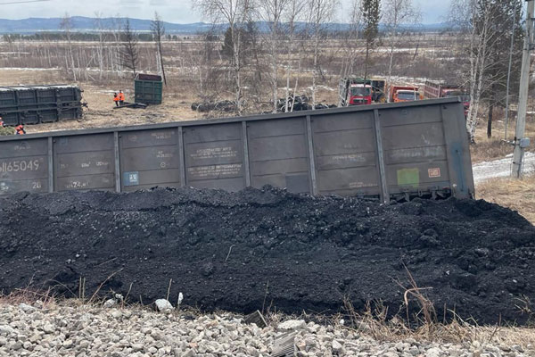 В Забайкалье с рельсов сошли 9 полувагонов с углём и 3 цистерны с топливом | В Забайкалье 12 вагонов поезда сошли с рельсов В Забайкалье с рельсов сошли 9 полувагонов с углём и 3 цистерны с топливом | В Забайкалье 12 вагонов поезда сошли с рельсов