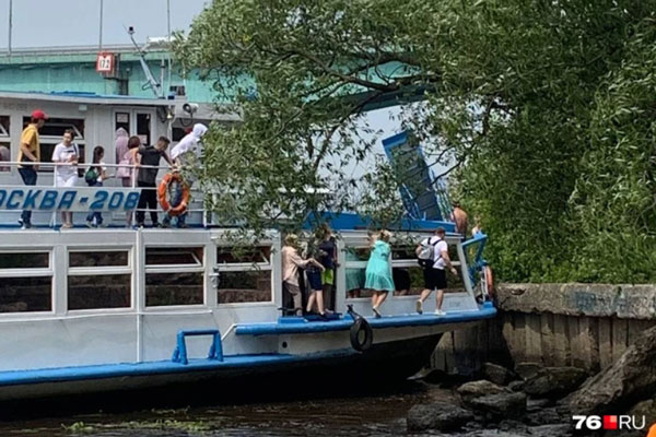 Теплоход врезался в бетонные плиты в Ярославле — есть пострадавшие Теплоход врезался в бетонные плиты в Ярославле — есть пострадавшие