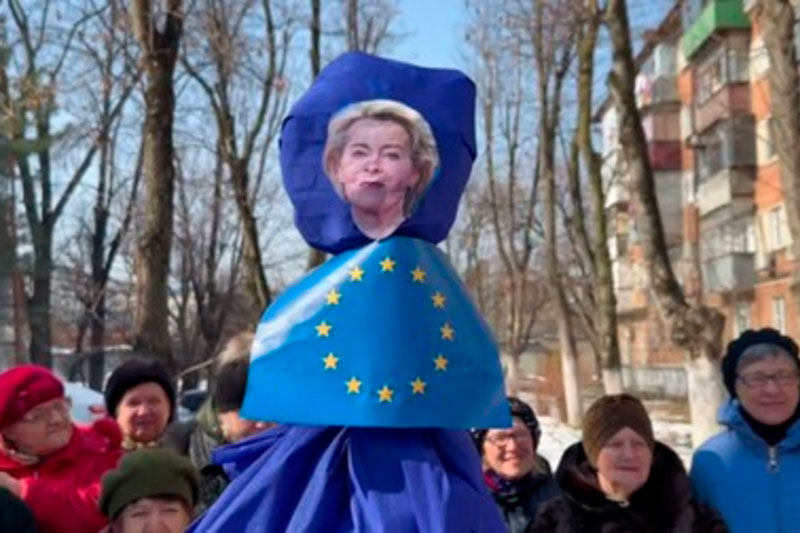 Пенсионерки из движения «Отряд Путина» сожгли чучело Урсулы фон дер Ляйен: «Мы избавимся от тюрьмы народов!» | В Краснодаре сожгли чучело председателя Европейской комиссии на Масленицу Пенсионерки из движения «Отряд Путина» сожгли чучело Урсулы фон дер Ляйен: «Мы избавимся от тюрьмы народов!» | В Краснодаре сожгли чучело председателя Европейской комиссии на Масленицу
