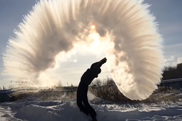 Жителям Братска пригрозили штрафом за челлендж с замерзающей на морозе водой Жителям Братска пригрозили штрафом за челлендж с замерзающей на морозе водой
