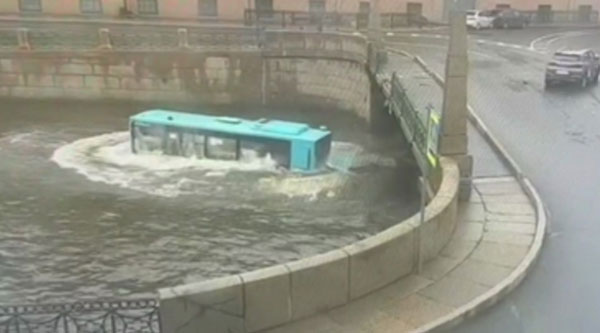 Выживший в утонувшем автобусе петербуржец получил 140 тысяч рублей компенсации | Выживший в утонувшем автобусе петербуржец спустя год рассказал о трагедии Выживший в утонувшем автобусе петербуржец получил 140 тысяч рублей компенсации | Выживший в утонувшем автобусе петербуржец спустя год рассказал о трагедии