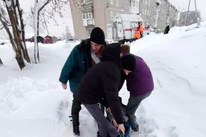 93-летнюю пенсионерку тащили по снегу до скорой помощи: «Жизнь закончилась трагически» | Пенсионерка из Пермского края умерла через несколько дней после транспортировки по снегу