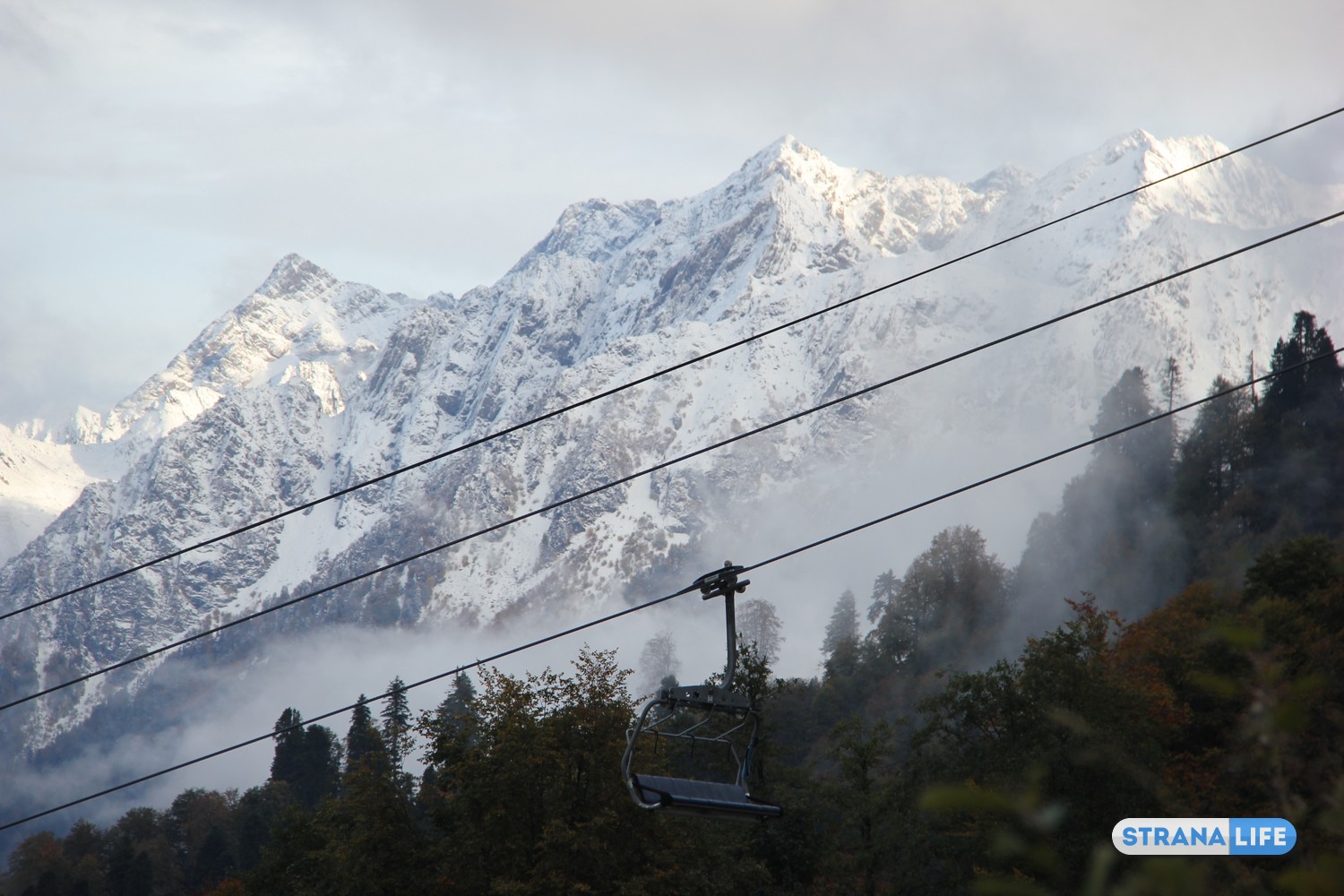 Внизу — тепло и дождливо, вверху — холодно и снежно. В сочинском курорте Роза Хутор приготовились к массовому наплыву горнолыжников