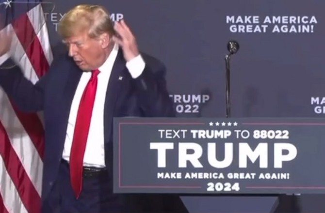 Трамп на предвыборном выступлении спародировал дезориентацию Байдена Трамп на предвыборном выступлении спародировал дезориентацию Байдена