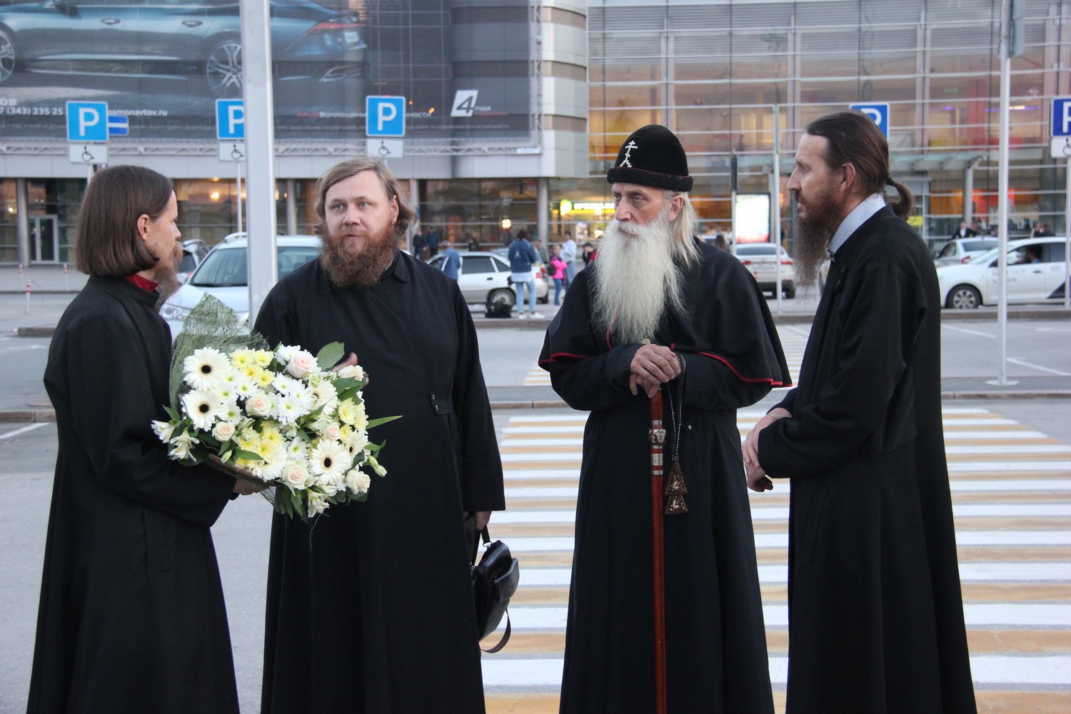 Без пафоса, эконом-классом: на Средний Урал с важной миссией прилетел главный старообрядец России — митрополит Корнилий