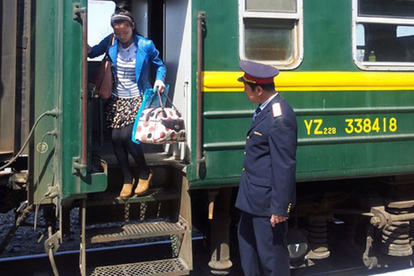 Мечтавший посмотреть закат россиянин ранил военного и напал на проводницу поезда | Пассажир поезда напал на проводницу и порезал военного, чтобы посмотреть закат Мечтавший посмотреть закат россиянин ранил военного и напал на проводницу поезда | Пассажир поезда напал на проводницу и порезал военного, чтобы посмотреть закат