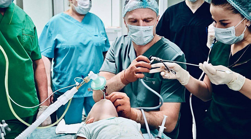 Случайно вдохнул: мальчик полгода проходил с пластиковым колпачком внутри легких | Врачи центра Рошаля удалили пластиковый колпачок из легких 8-летнего мальчика Случайно вдохнул: мальчик полгода проходил с пластиковым колпачком внутри легких | Врачи центра Рошаля удалили пластиковый колпачок из легких 8-летнего мальчика