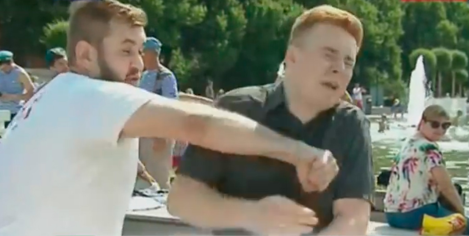 Корреспондента НТВ побили в прямом эфире у фонтана с десантниками. ВИДЕО