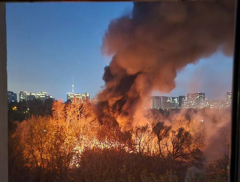 Мощный пожар в Москве: горят ангар и стоянка | На северо-востоке Москвы загорелись ангар и стоянка Мощный пожар в Москве: горят ангар и стоянка | На северо-востоке Москвы загорелись ангар и стоянка