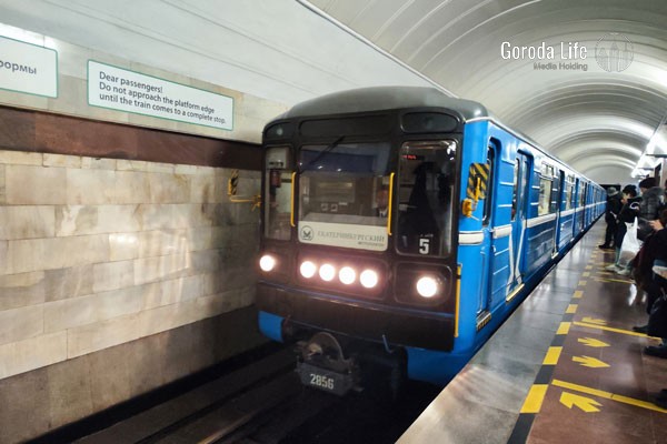 В Москве парень в метро напал с ножом на отвергнувшую его девушку В Москве парень в метро напал с ножом на отвергнувшую его девушку