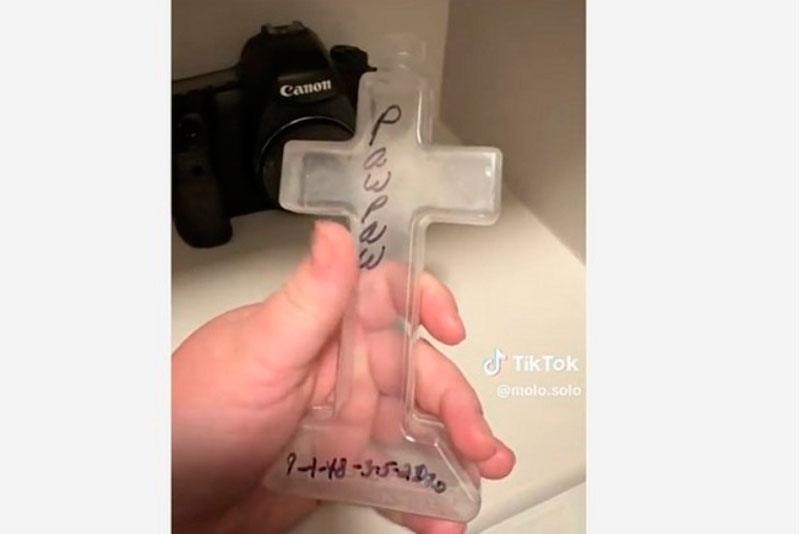 Отошла на минутку. В США дети съели прах своего прадеда | В США два ребёнка рассыпали прах прадеда и съели его, пока мать отвлеклась