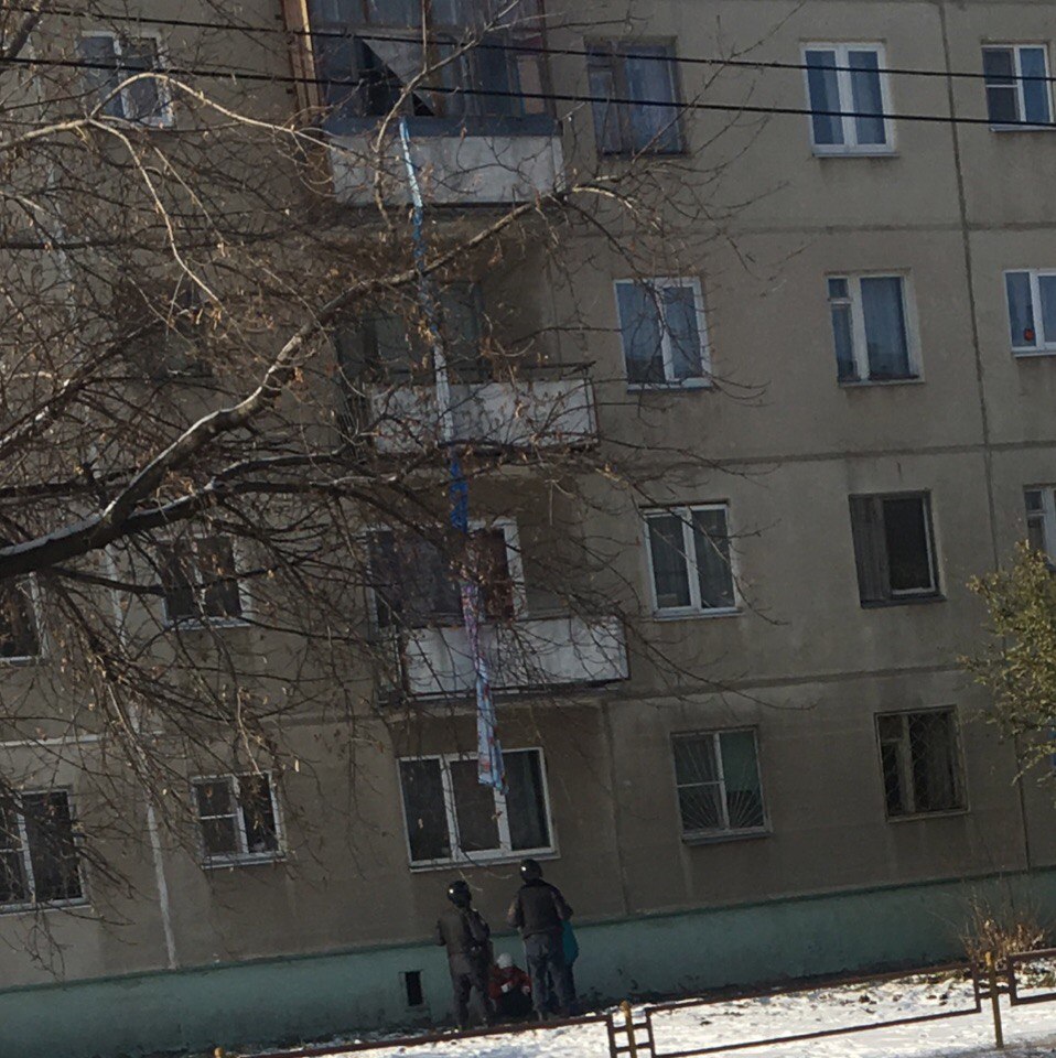 На Среднем Урале женщина упала с высоты, пытаясь выбраться из квартиры по связанным простыням