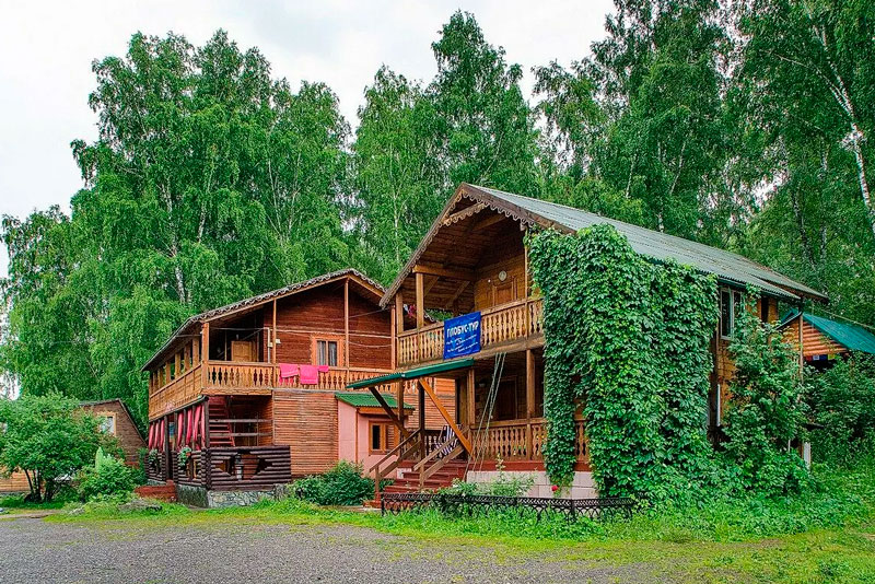 На туристической базе в Алтайском крае нашли тела четырех человек