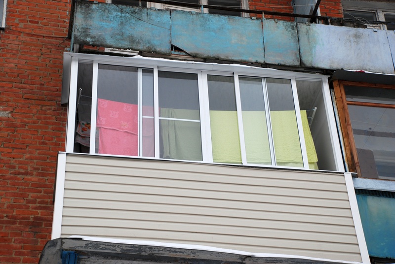 Россиянам рассказали, когда за остекление балкона грозит штраф