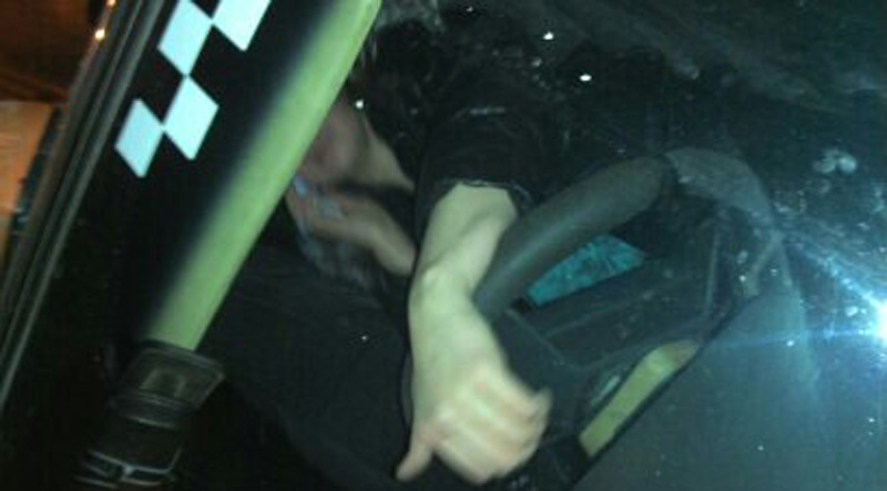 Бухая дама из полиции разбила шашку такси и пыталась угнать авто. На следующий день дебоширка вспомнила о законе Божьем Бухая дама из полиции разбила шашку такси и пыталась угнать авто. На следующий день дебоширка вспомнила о законе Божьем