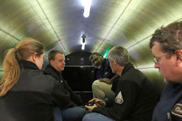 Миллиардеры застряли на дне океана: как выглядит изнутри батискаф, пропавший на пути к «Титанику» Миллиардеры застряли на дне океана: как выглядит изнутри батискаф, пропавший на пути к «Титанику»