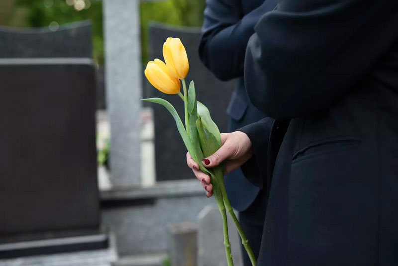 На кладбище лучше молиться и соблюдать тишину, напоминают священники | Церковь напомнила верующим правила поведения на кладбище На кладбище лучше молиться и соблюдать тишину, напоминают священники | Церковь напомнила верующим правила поведения на кладбище