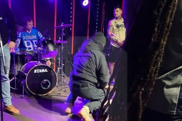 Силовики ворвались на концерт ска-панк группы DISTEMPER в Нижнем Новгороде Силовики ворвались на концерт ска-панк группы DISTEMPER в Нижнем Новгороде