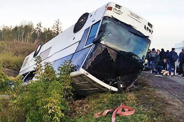 Туристический автобус перевернулся на трассе в Карелии Туристический автобус перевернулся на трассе в Карелии
