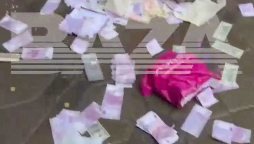 В сеть попало видео, как житель Москвы выкидывает из окна деньги после визита ФСБ В сеть попало видео, как житель Москвы выкидывает из окна деньги после визита ФСБ