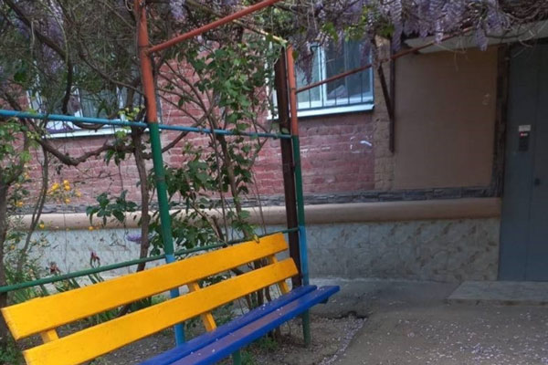 Жертвы пропаганды! Жители Краснодара пришли в бешенство из-за сине-жёлтых скамеек | Патриотичные жители Краснодара устроили скандал из-за сине-жёлтых лавочек Жертвы пропаганды! Жители Краснодара пришли в бешенство из-за сине-жёлтых скамеек | Патриотичные жители Краснодара устроили скандал из-за сине-жёлтых лавочек