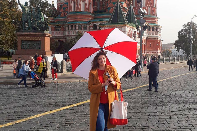 В Москве девушку задержали на Красной площади за красно-белый зонт В Москве девушку задержали на Красной площади за красно-белый зонт